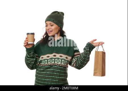 Donna felice con bevanda calda da asporto e sacchetto di carta di cibo fresco, godendo la convenienza del servizio di consegna a casa Foto Stock