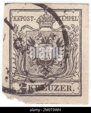 AUSTRIA — 1850 giugno 1: Francobollo nero kreuzer del 2 raffigurante il mantello di armi della monarchia austriaca. Il primo numero dei francobolli della monarchia austriaca (compresa l'Ungheria). Il primo francobollo dell'Impero d'Austria fu una serie di francobolli tipografici imperforati con lo stemma. Inizialmente venivano stampati su carta ruvida fatta a mano, ma dopo il 1854 veniva utilizzata una carta liscia fatta a macchina. I francobolli dell'Impero Austriaco furono emessi per la prima volta il 1 giugno 1850: Uno stemma sotto il testo KK Post-Stempel Foto Stock