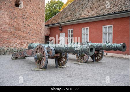 Vista del famoso cannone svedese del 16 ° secolo presso il castello di Gripsholm situato a Mariefred Sodermanland Svezia. Foto Stock