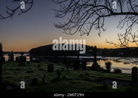 Timoleague, West Cork, Irlanda. 8th Dec, 2022. Questa mattina il sole sorge sul cimitero del Frantisiscan Friary di Timoleague, mentre l'Irlanda si è svegliata stamani con una coperta di gelo dopo che le temperature sono scese al di sotto dello zero durante la notte. Credit: AG News/Alamy Live News Foto Stock