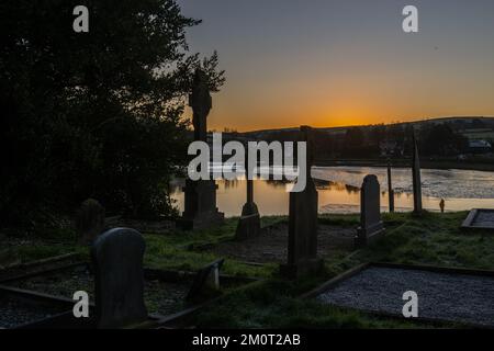 Timoleague, West Cork, Irlanda. 8th Dec, 2022. Questa mattina il sole sorge sul cimitero del Frantisiscan Friary di Timoleague, mentre l'Irlanda si è svegliata stamani con una coperta di gelo dopo che le temperature sono scese al di sotto dello zero durante la notte. Credit: AG News/Alamy Live News Foto Stock