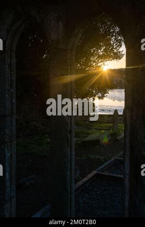 Timoleague, West Cork, Irlanda. 8th Dec, 2022. Questa mattina il sole sorge sul cimitero del Frantisiscan Friary di Timoleague, mentre l'Irlanda si è svegliata stamani con una coperta di gelo dopo che le temperature sono scese al di sotto dello zero durante la notte. Credit: AG News/Alamy Live News Foto Stock