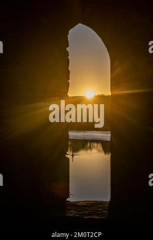 Timoleague, West Cork, Irlanda. 8th Dec, 2022. Questa mattina il sole sorge sul cimitero del Frantisiscan Friary di Timoleague, mentre l'Irlanda si è svegliata stamani con una coperta di gelo dopo che le temperature sono scese al di sotto dello zero durante la notte. Credit: AG News/Alamy Live News Foto Stock