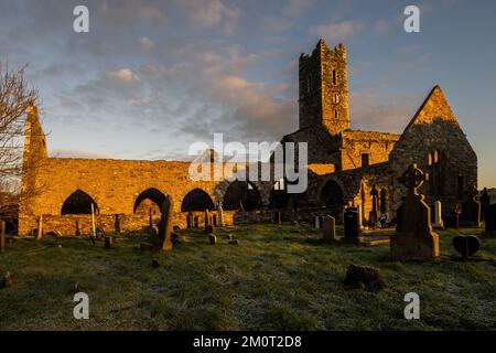 Timoleague, West Cork, Irlanda. 8th Dec, 2022. Questa mattina il sole sorge sul cimitero del Frantisiscan Friary di Timoleague, mentre l'Irlanda si è svegliata stamani con una coperta di gelo dopo che le temperature sono scese al di sotto dello zero durante la notte. Credit: AG News/Alamy Live News Foto Stock