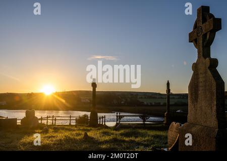 Timoleague, West Cork, Irlanda. 8th Dec, 2022. Questa mattina il sole sorge sul cimitero del Frantisiscan Friary di Timoleague, mentre l'Irlanda si è svegliata stamani con una coperta di gelo dopo che le temperature sono scese al di sotto dello zero durante la notte. Credit: AG News/Alamy Live News Foto Stock