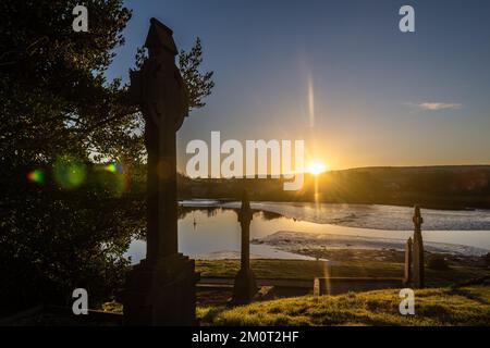 Timoleague, West Cork, Irlanda. 8th Dec, 2022. Questa mattina il sole sorge sul cimitero del Frantisiscan Friary di Timoleague, mentre l'Irlanda si è svegliata stamani con una coperta di gelo dopo che le temperature sono scese al di sotto dello zero durante la notte. Credit: AG News/Alamy Live News Foto Stock