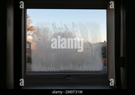 L'effetto di isolamento termico dei vetri tripli con l'avvertimento di ridurre le emissioni di carbonio perché una casa richiede meno riscaldamento. Foto Stock