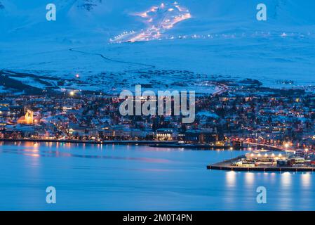 Islanda, regione nordorientale, Akureyri, città e montagne innevate Foto Stock