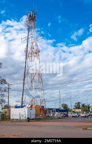 Un telefono cellulare e una torre di comunicazione a microonde nella remota città mineraria opale di Lightning Ridge nell'Outback New South Wales, Australia Foto Stock