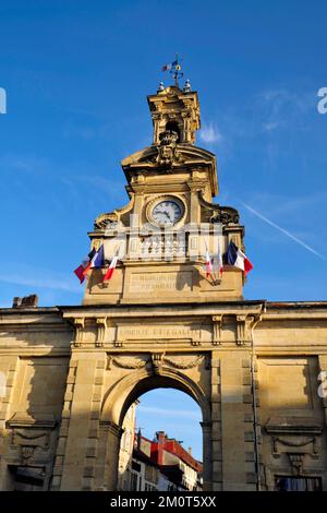 Francia, Doubs, Pontarlier, Rue de la Republique, porta Saint Pierrre Foto Stock