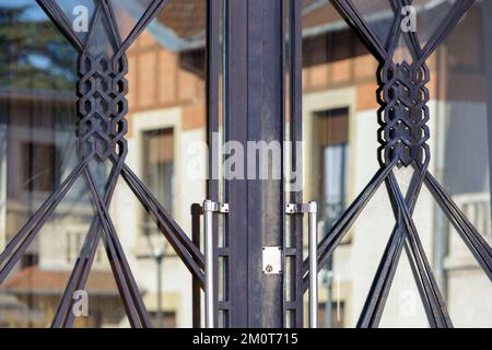 Francia, Meurthe et Moselle, Nancy, porta di un edificio in stile Art Deco situato Avenue de la Liberation e riflesso di una casa Art Deco Foto Stock