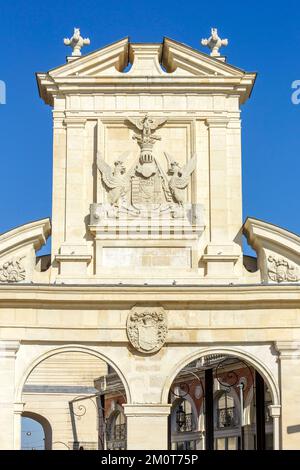 Francia, Meurthe et Moselle, Nancy, porta Saint Nicolas costruita nel 17th ° secolo con il suo frontone decorato con il duca rene il secondo stemma fiancheggiato da aquile di cui uno si trova sulla testa di un cavaliere (simbolo della vittoria) Con riferimento al bastone di Nancy (1477) durante il quale René il secondo batté le truppe di Charles le Temeraire situato Place des Vosges Foto Stock