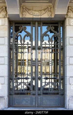 Francia, Meurthe et Moselle, Nancy, Immeuble Estrade un palazzo Art Deco costruito nel 1912 in stile Art Deco situato Avenue de la Liberation, ferro da stiro in ferro battuto della porta di Jules Cayette Foto Stock