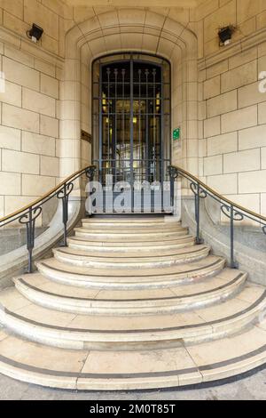 Francia, Meurthe et Moselle, Nancy, scalinata e porta dell'ex Banque Renauld (banca Renauld) che ora ospita la banca BNPParibas (banca BNPParibas) in stile Art Nouveau costruito nel 1907 dagli architetti Emile Andre e Paul Charbonnier situato Rue de Chanzy Foto Stock