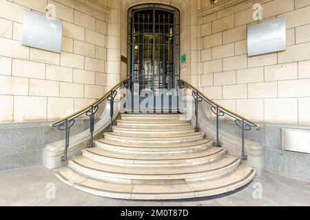 Francia, Meurthe et Moselle, Nancy, scalinata e porta dell'ex Banque Renauld (banca Renauld) che ora ospita la banca BNPParibas (banca BNPParibas) in stile Art Nouveau costruito nel 1907 dagli architetti Emile Andre e Paul Charbonnier situato Rue de Chanzy Foto Stock