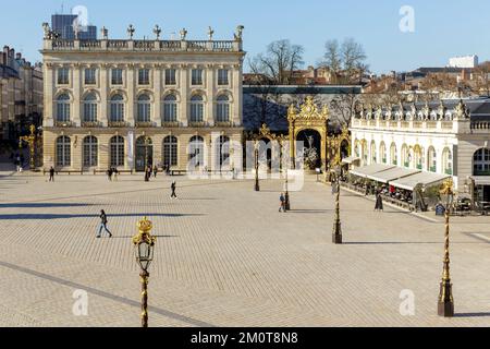 Francia, Meurthe et Moselle, Nancy, Piazza Stanislas (ex piazza reale) costruita da Stanislas Leszczynski, re di Polonia e ultimo duca di Lorena nel 18th ° secolo, elencato come Patrimonio Mondiale dall'UNESCO, facciata del Musee des beaux Arts (Museo delle Belle Arti) e fontana Nettuno di Barthelemy Guibal Foto Stock