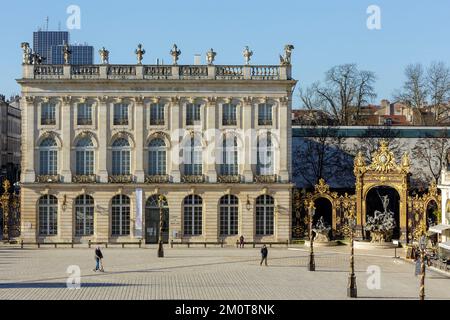 Francia, Meurthe et Moselle, Nancy, Piazza Stanislas (ex piazza reale) costruita da Stanislas Leszczynski, re di Polonia e ultimo duca di Lorena nel 18th ° secolo, elencato come Patrimonio Mondiale dall'UNESCO, facciata del Musee des beaux Arts (Museo delle Belle Arti) e fontana Nettuno di Barthelemy Guibal Foto Stock