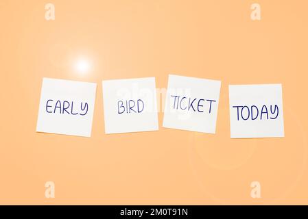 Cartello che mostra il biglietto Early Bird. Approccio aziendale acquistare un biglietto prima che esca per la vendita a prezzo normale Foto Stock