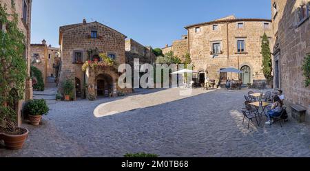 Italia, Lazio, Civita di Bagnoregio, piazza del paese Foto Stock