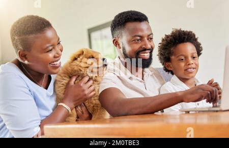 Esplorare il Web insieme. una famiglia che utilizza un notebook insieme a casa. Foto Stock