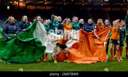 Foto del file datata 11-10-2022 della Repubblica d'Irlanda i giocatori celebrano la vittoria sulla Scozia ad Hampden Park. L’UEFA ha multato la Football Association of Ireland dopo che la sua squadra femminile ha cantato una canzone pro-IRA dopo la vittoria di play-off della Coppa del mondo sulla Scozia. Data di emissione: Giovedì 8 dicembre 2022. Foto Stock