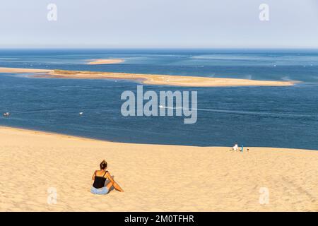 Francia, Gironde, la teste de Buch, la duna di Pilat, membro della rete dei luoghi grandi della Francia, la panchina di Arguin visto dalla duna Foto Stock