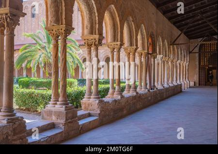 Italia, Sicilia, Palermo, Monreale, Cattedrale di Santa Maria Nuova, chiostro Foto Stock