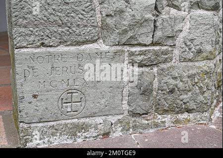 Francia, Var, Frejus, Notre Dame de Jerusalem cappella, blocco di granito inciso all'ingresso della cappella Foto Stock