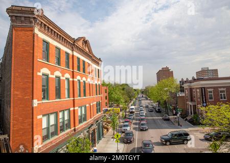 Stati Uniti, Illinois, Chicago, quartiere arty di Wicker Park, vista sulla strada dalla stazione aerea di Armitage Foto Stock