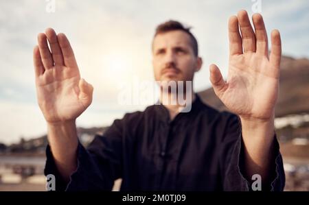 Karate, arti marziali e mani dell'uomo che fanno allenamento tai chi, allenamento di equilibrio e esercizio sportivo. Motivazione, fitness e atleta maschile con attenzione per Foto Stock