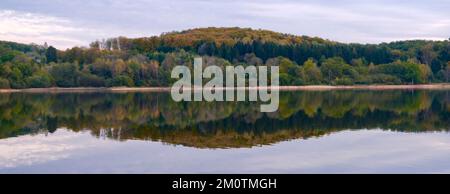 Francia, Cote d'Or, Parco Naturale Regionale Morvan, Saint Martin de la Mer, riflessione della foresta sul lago Chamboux in autunno Foto Stock