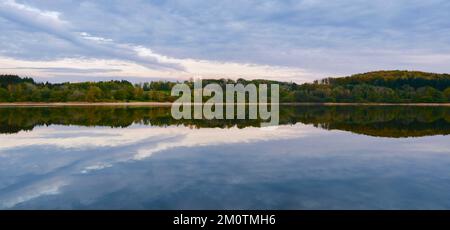 Francia, Cote d'Or, Parco Naturale Regionale Morvan, Saint Martin de la Mer, riflessione della foresta sul lago Chamboux in autunno Foto Stock