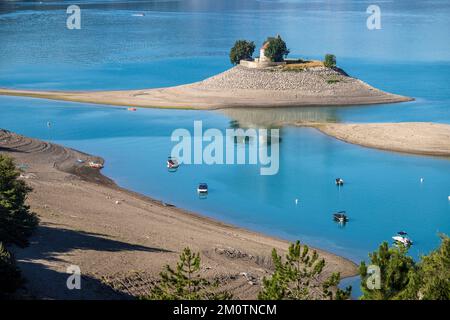 Francia, Hautes-Alpes, pruni?res, Serre-Pon?on lago sulla Durance, essiccazione del lago, sull'isolotto di Saint-Michel la cappella di Saint-Michel 12th ° secolo Michael Foto Stock