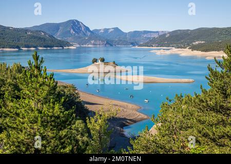 Francia, Hautes-Alpes, pruni?res, Serre-Pon?on lago sulla Durance, essiccazione del lago, sull'isolotto di Saint-Michel la cappella di Saint-Michel 12th ° secolo Michael Foto Stock