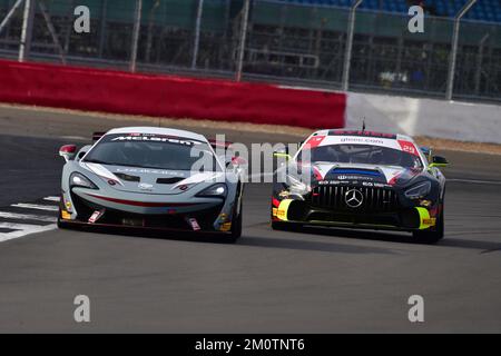 David Foster, McLaren 570S GT4, Allyyah Koloc, Mercedes-AMG GT4, Masters GT4 Classic Silverstone Challenge, due gare di trenta minuti per i veicoli const Foto Stock