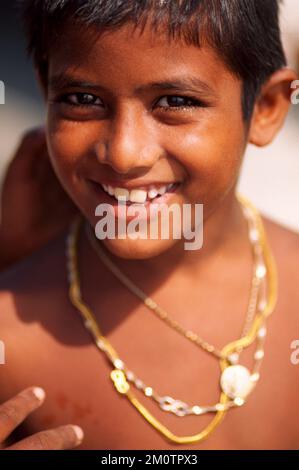 Giovane ragazzo che indossa collane d'oro a Kolkata, Bengala Occidentale, 2001 Foto Stock