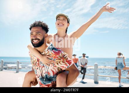 Erano bambini quando erano insieme. un bel giovane uomo che dà alla sua ragazza un giro in piggyback durante una giornata all'aperto. Foto Stock