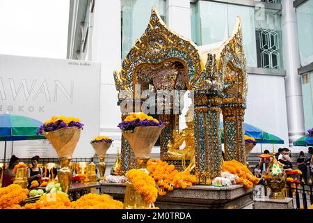 Santuario di San Thao Maha Phrom Erawan o Signore Maha Brahma per i viaggiatori thailandesi visitare la benedizione pregare desiderio mito su Ratchadamri Ratchadamri Road a P Foto Stock