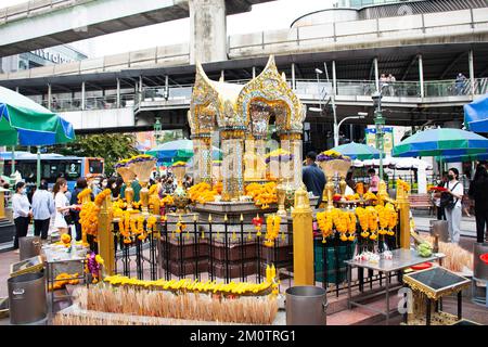 Santuario di San Thao Maha Phrom Erawan o Signore Maha Brahma per i viaggiatori thailandesi visitare la benedizione pregare desiderio mito su Ratchadamri Ratchadamri Road a P Foto Stock