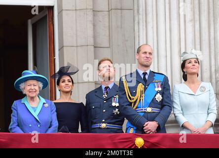 Foto del file datata 10/07/18 di (da sinistra a destra) la Regina Elisabetta II, la Duchessa di Sussex, Duca di Sussex, e il Duca e Duchessa di Cambridge (ora Principe e Principessa di Galles) guardando il 100th ° anniversario della RAF flypast dal balcone di Buckingham Palace, Londra. Nel secondo episodio del documentario Netflix 'Harry and Meghan' la duchessa di Sussex ha detto che ha trovato la 'formalità' di essere nella famiglia reale 'spurprising'. Data di emissione: Giovedì 8 dicembre 2022. Foto Stock