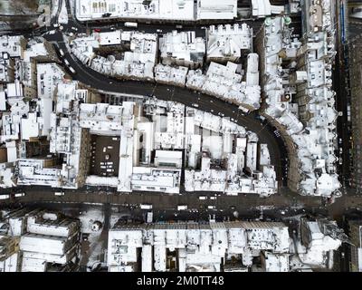 Edimburgo, Scozia, Regno Unito. 8th dicembre 2022. Neve a Edimburgo come le condizioni climatiche artiche dal nord continuano a colpire grandi parti della Scozia. PIC; vista aerea looking.Down di tetti coperti di neve lungo il Royal Mile e Cockburn Street nella città vecchia. Iain Masterton/Alamy Live News Foto Stock