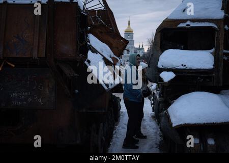 Kiev, Ucraina. 01st Dec, 2022. Un uomo è stato visto guardando i carri armati russi distrutti vicino alla St. Il Monastero di Michael, con la cupola dorata, dove sono stati esposti i relitti dei veicoli militari russi. Gli ucraini hanno vissuto l'inverno sotto la guerra quest'anno. Credit: SOPA Images Limited/Alamy Live News Foto Stock