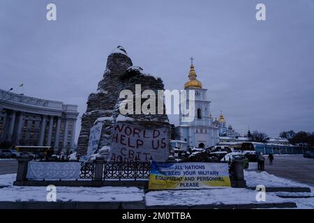 Kiev, Ucraina. 01st Dec, 2022. Statue viste protette da sacchi di sabbia di fronte al monastero di San Michele con cupola dorata. Gli ucraini hanno vissuto l'inverno sotto la guerra quest'anno. Credit: SOPA Images Limited/Alamy Live News Foto Stock