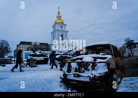 Kiev, Ucraina. 01st Dec, 2022. Si vedevano persone che passavano accanto alla St Il Monastero di Michael, con la cupola dorata, dove sono stati esposti i relitti dei veicoli militari russi. Gli ucraini hanno vissuto l'inverno sotto la guerra quest'anno. Credit: SOPA Images Limited/Alamy Live News Foto Stock