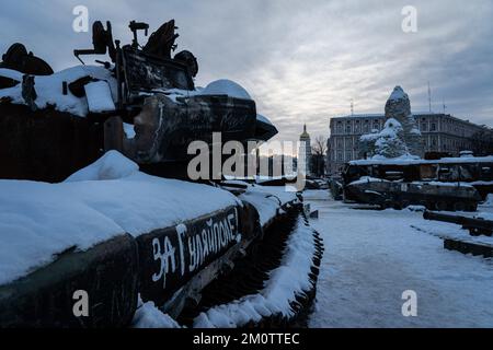 Kiev, Ucraina. 01st Dec, 2022. I veicoli militari russi distrutti sono stati visti coperti di neve vicino alla St Il Monastero della cupola dorata di Michael, dove sono stati esposti i relitti. Gli ucraini hanno vissuto l'inverno sotto la guerra quest'anno. Credit: SOPA Images Limited/Alamy Live News Foto Stock