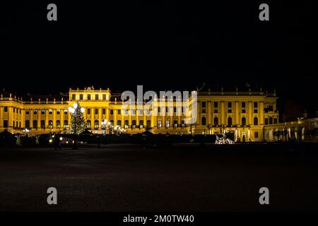 VIENNA, AUSTRIA - 25 NOVEMBRE 2022: Palazzo Schönbrunn e il suo albero di Natale di notte. Panorama tradizionale del mercatino di Natale a Sissi Cast Foto Stock