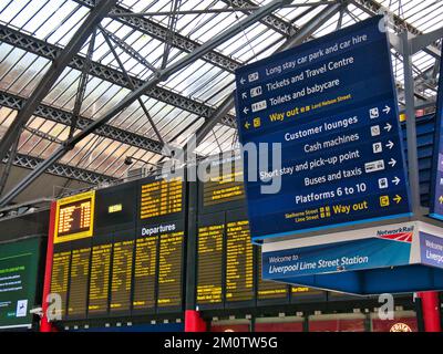 Alla stazione ferroviaria di Liverpool Lime Street, un cartello blu rettangolare con scritte bianche che mostrano le indicazioni per diversi luoghi. Informazioni sulla partenza del treno Foto Stock