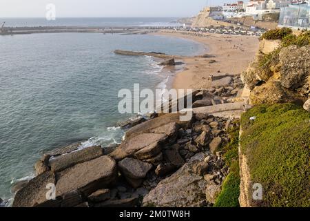 Panorama della costa del fiume del villaggio di Ericeira, Portogallo Foto Stock