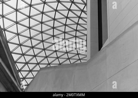 Un basso angolo delle pareti bianche e del soffitto dell'edificio moderno Foto Stock