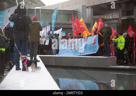 Edimburgo, Regno Unito. 8th Dec, 2022. Sciopero commerciale all'unisono al di fuori del Parlamento scozzese di Edimburgo che chiede l'aumento delle retribuzioni come costo di vita per una crisi. Picture Credit: Pako Mera/Alamy Live News Foto Stock